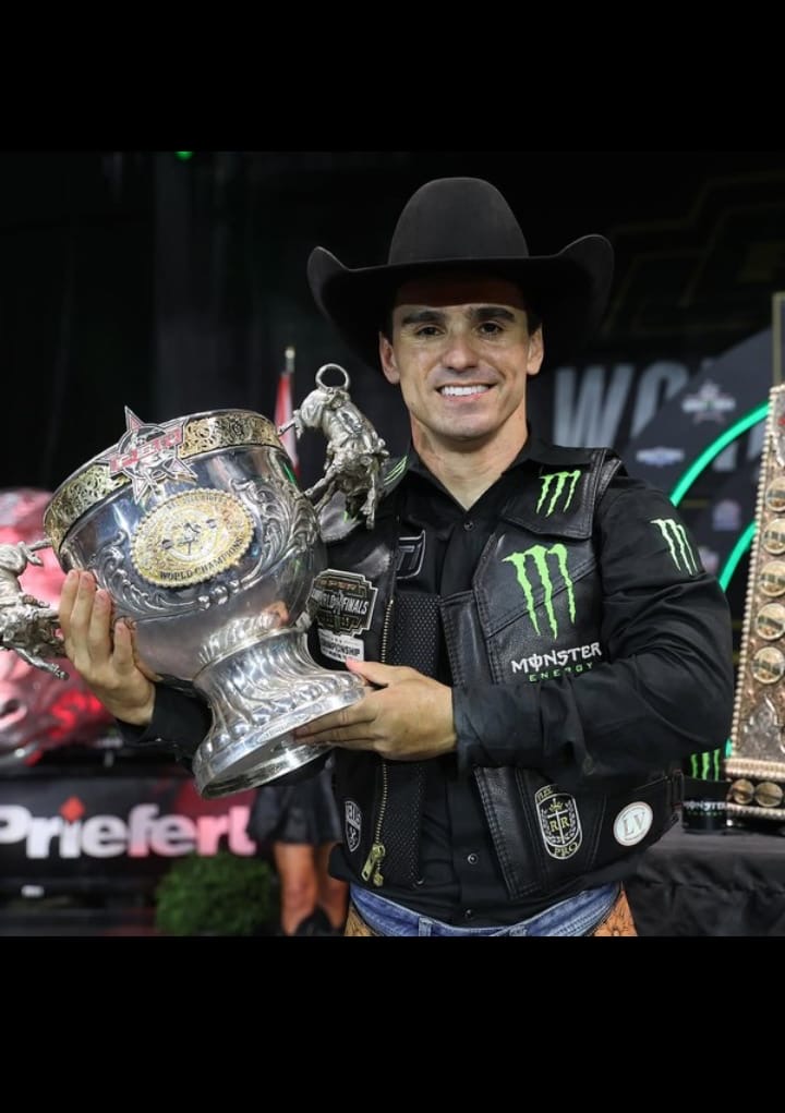 Mais um título pro Brasil ! José Vitor leme Tricampeão da PBR .