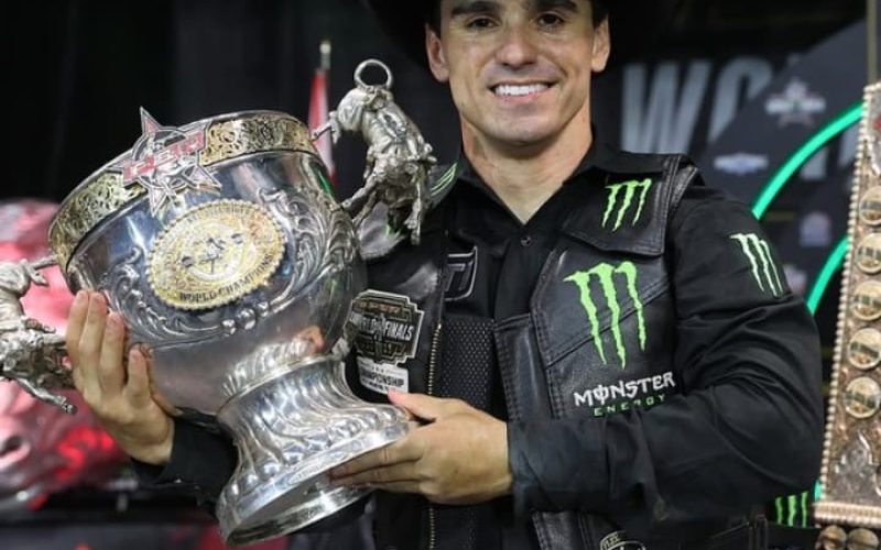 Mais um título pro Brasil ! José Vitor leme Tricampeão da PBR .